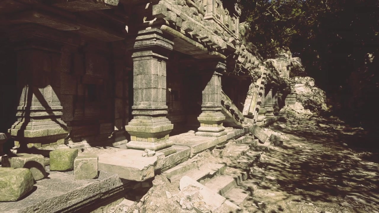 La natura che riconquista un tempio storico con radici contorte e una vegetazione verde e rigogliosa
