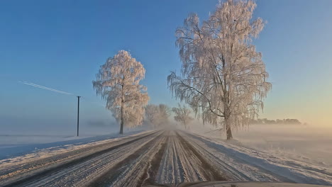 Filmische-POV-Aufnahme-Eines-Fahrers,-Der-Während-Der-Weihnachtsferien-Auf-Einer-Mit-Neuschnee-Bedeckten-Straße-Fährt