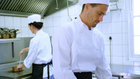 chef cortando verduras en la tabla de cortar 4k