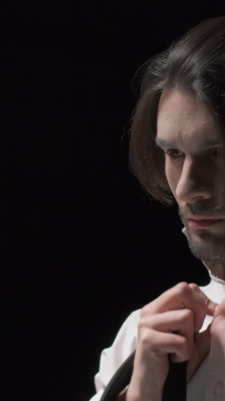 primer plano de un hombre con el pelo largo