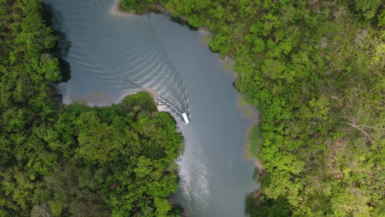 barco flotando en el video del dron del lago