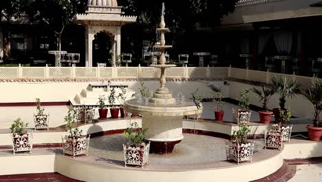 Wasserbrunnen-Im-Indischen-Stil,-In-Dem-Tauben-Baden