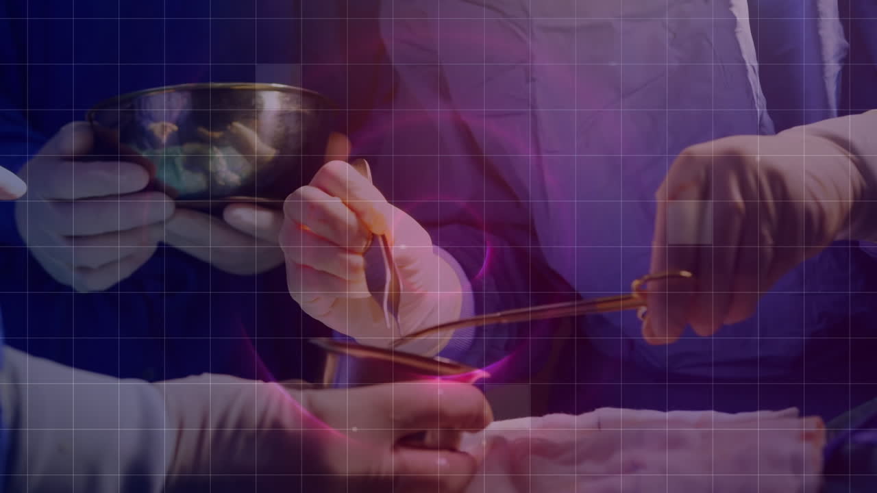 animación de cuadrados sobre las manos de los cirujanos con guantes médicos durante la cirugía