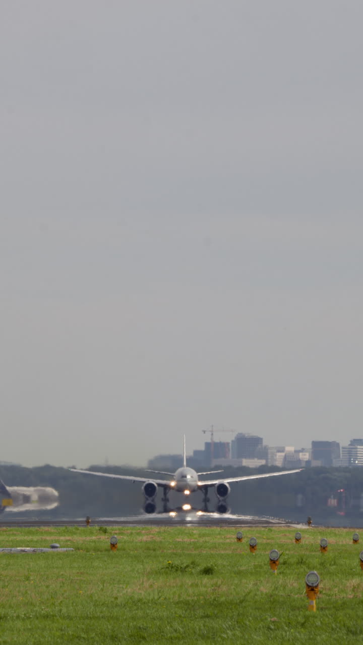 aterrizaje y despegue del avión en el aeropuerto
