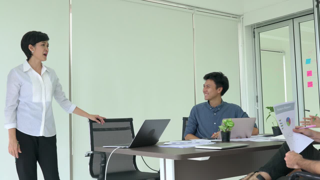 นักธุรกิจหญิงนำเสนอแผนโครงการและประชุมร่วมกันเพื่อแบ่งปันแนวคิดทางธุรกิจ แนวคิดของการระดมสมอง, ห้องวอร์รูม, การทำงานเป็นทีมในการประชุม และแดชบอร์ด