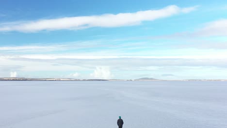 Ausgezeichnete-Luftaufnahme-Einer-Person,-Die-Auf-Dem-Zugefrorenen-See-Grün-Auf-Der-Eyre-halbinsel-In-Südaustralien-Spazieren-Geht