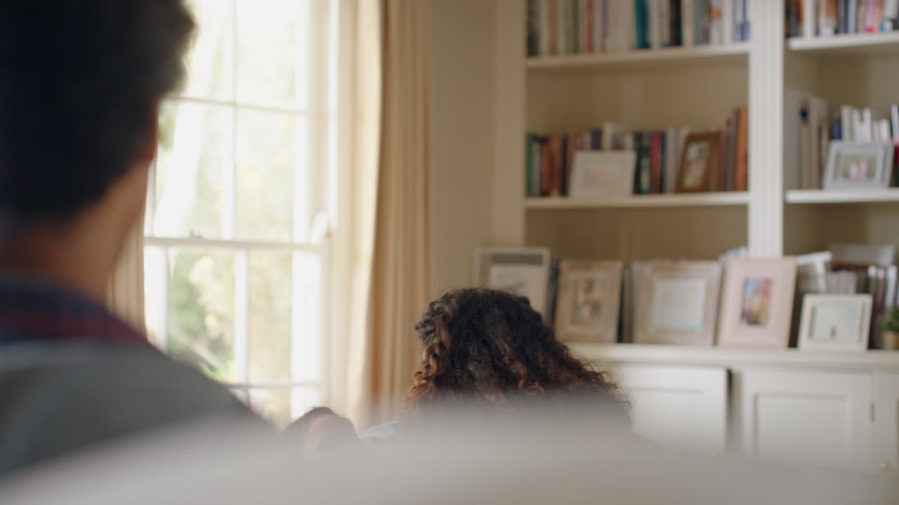 집에서 엄마와 함께 춤을 추는 귀여운 어린 소녀 가족이 재미있는 부모 엄마와 아빠가 주말에 집에서 딸과 놀고 있습니다.