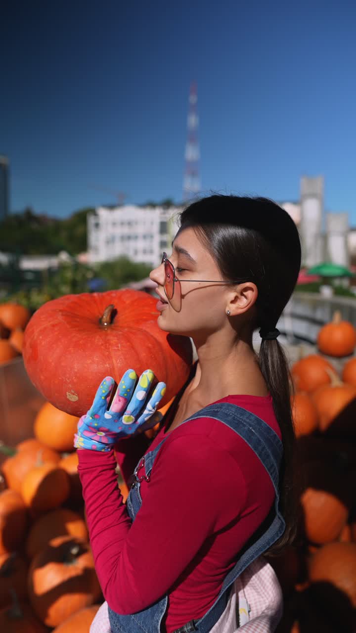 호박 에서 호박을 들고 있는 여자