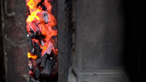 disparo de panado de carbón ardiente ardiente en una vieja parrilla de restaurante oxidado