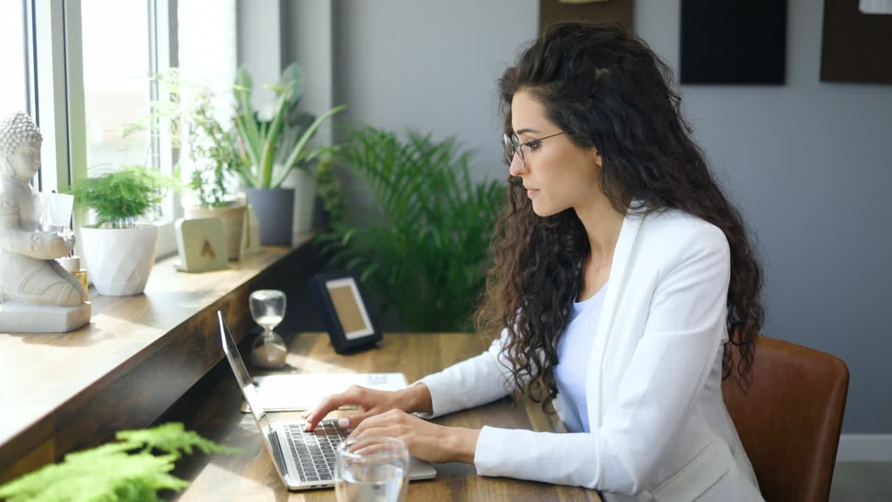 joven atractiva en un escritorio de oficina moderno