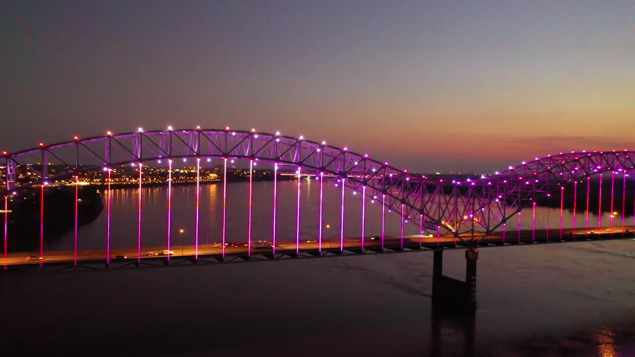 화려한 조명 도시 경관과 미시시피 강이 있는 멤피스 에르난도 데 소토 다리의 좋은 패닝 저녁 밤 공중