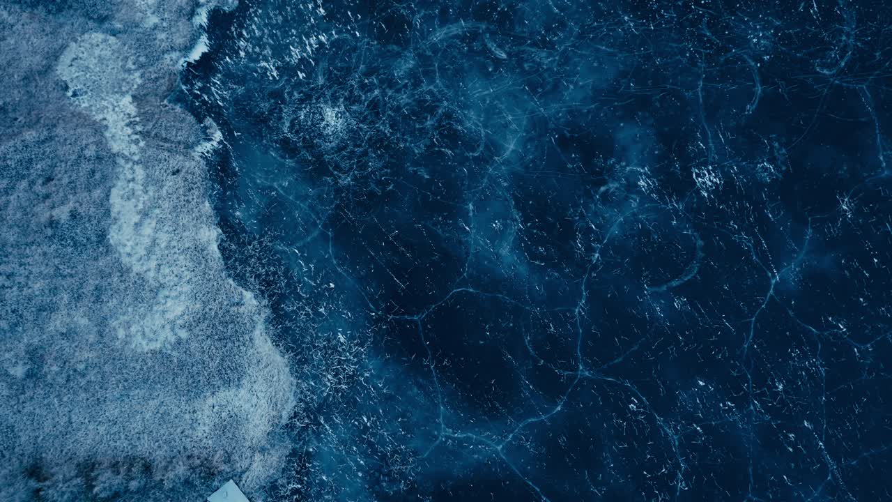 indre fosen, condado de trondelag, noruega - la costa cubierta de helada de omundvatnet - toma aérea de un dron