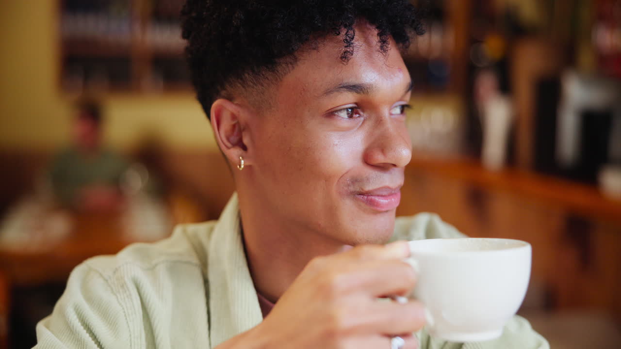 Hombre tomando café en una cafetería