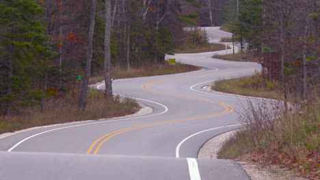 Eine-Kurvige-Und-Kurvenreiche-Leere-Straße-Schlängelt-Sich-Durch-Einen-Wald