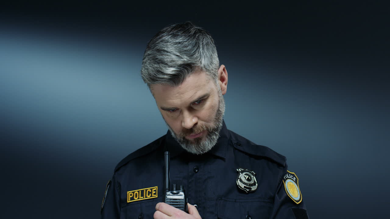 무전기에서 말하는 경찰관을 닫고 업무를 수행하는 동안 답변을 듣습니다.