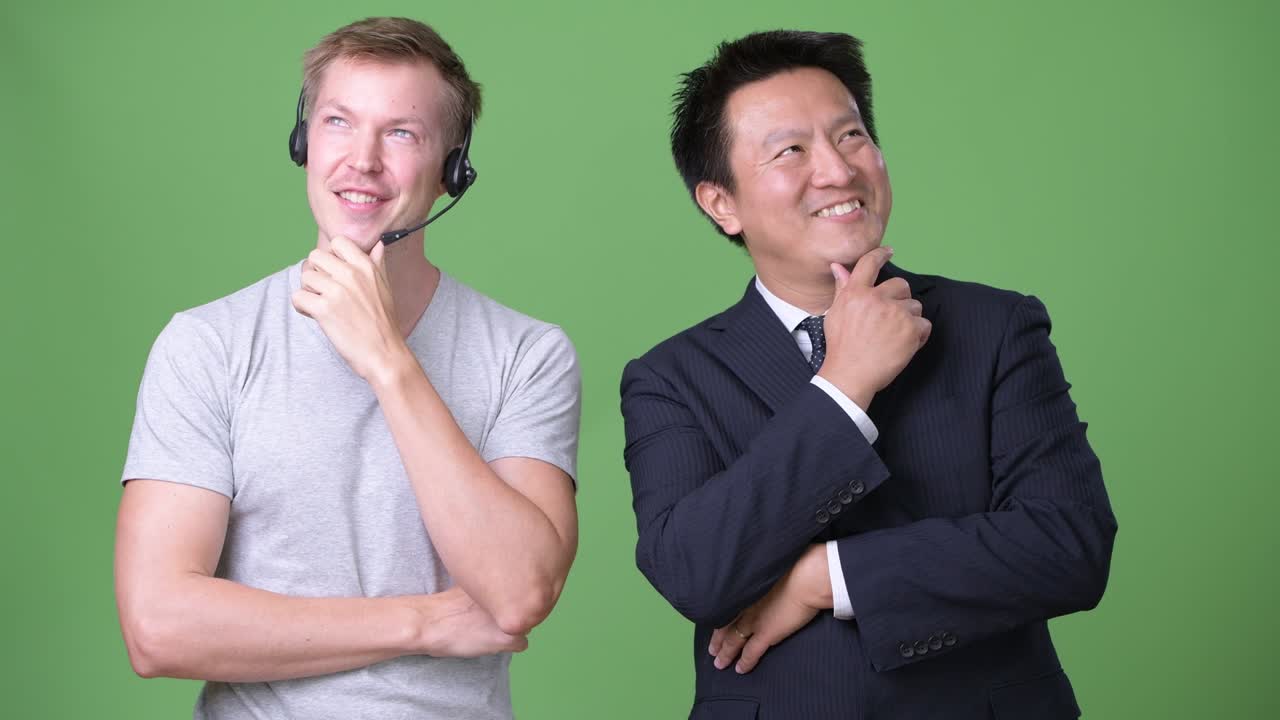 성숙한 일본인 사업가와 젊은 스칸디나비아인 노동자