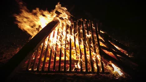 Hoguera-En-La-Noche-Quemando-Basura-Y-Madera