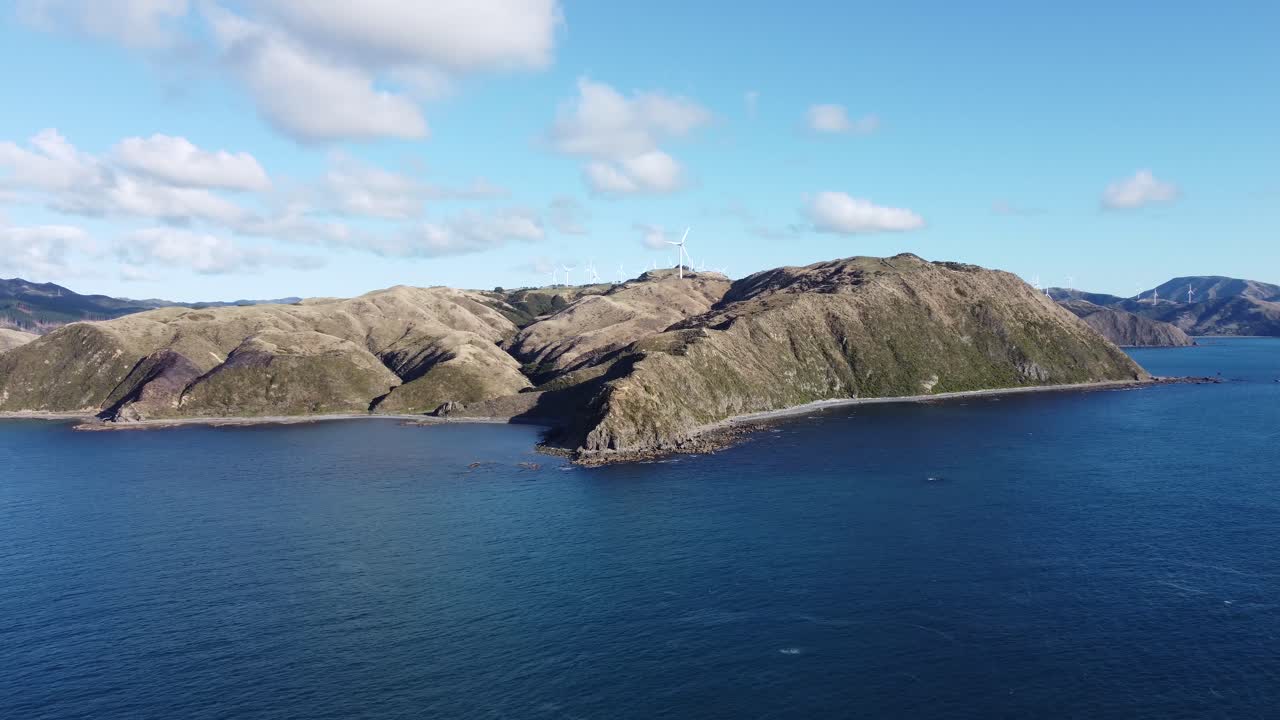 바다 건너 해안 풍력 발전소를 향해 천천히 날아갑니다.
