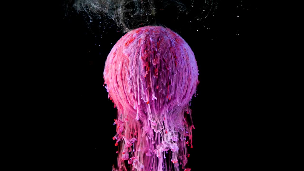 la pintura de tinta multicolor fluye lentamente de la pelota