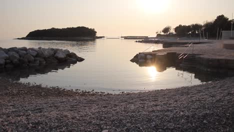 playa rocosa vacía en horas doradas en croacia
