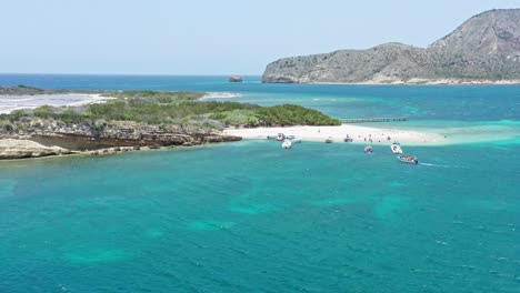 barcos turísticos atracados en isla cabra en la bahía de montecristi en república dominicana