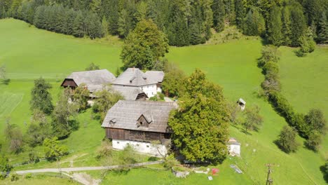 Antena-Orbitando-Alrededor-De-Unos-Chalets-Agrupados-En-Claro,-Alpes