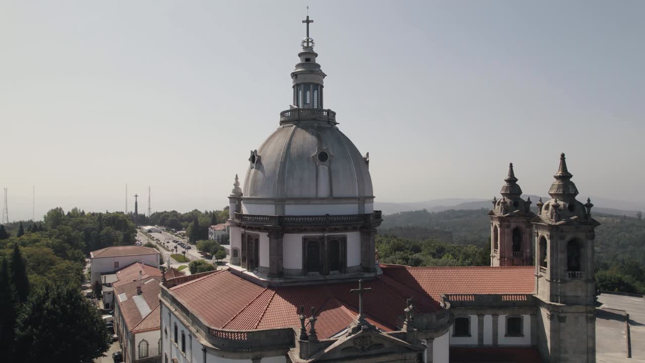 cúpula y campanario del santuario histórico portugués en órbita aérea, sameiro - braga