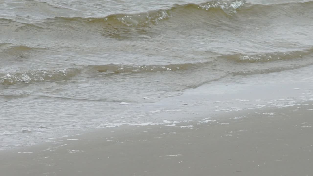 회색 해변의 부드러운 파도