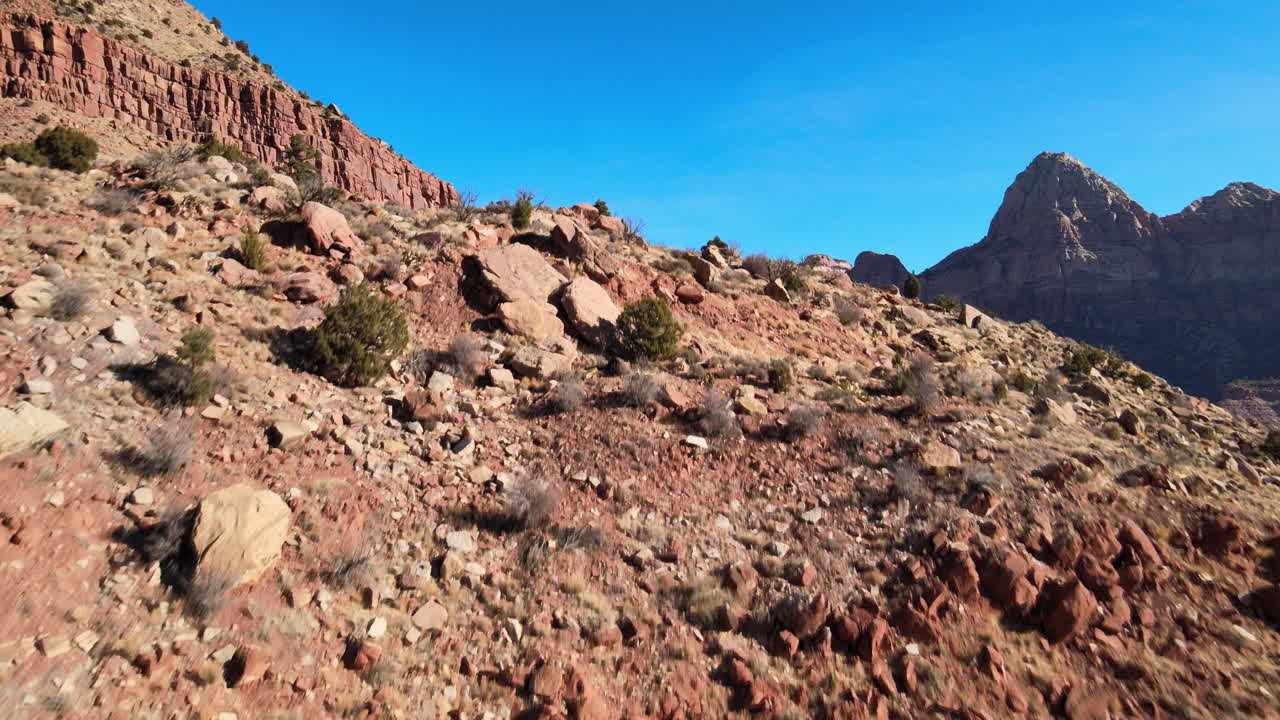 Ripresa aerea ascendente che rivela alcune delle maestose montagne del Parco Nazionale di Zion, filmata dall'esterno del parco sopra Springdale, Utah.