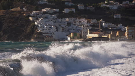 poderosas olas chocando contra una ciudad costera