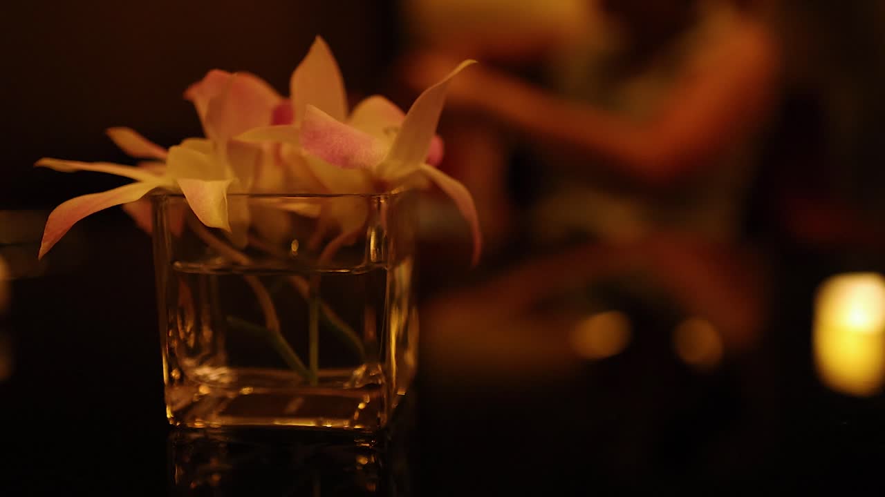 entorno íntimo con flores y luz de velas