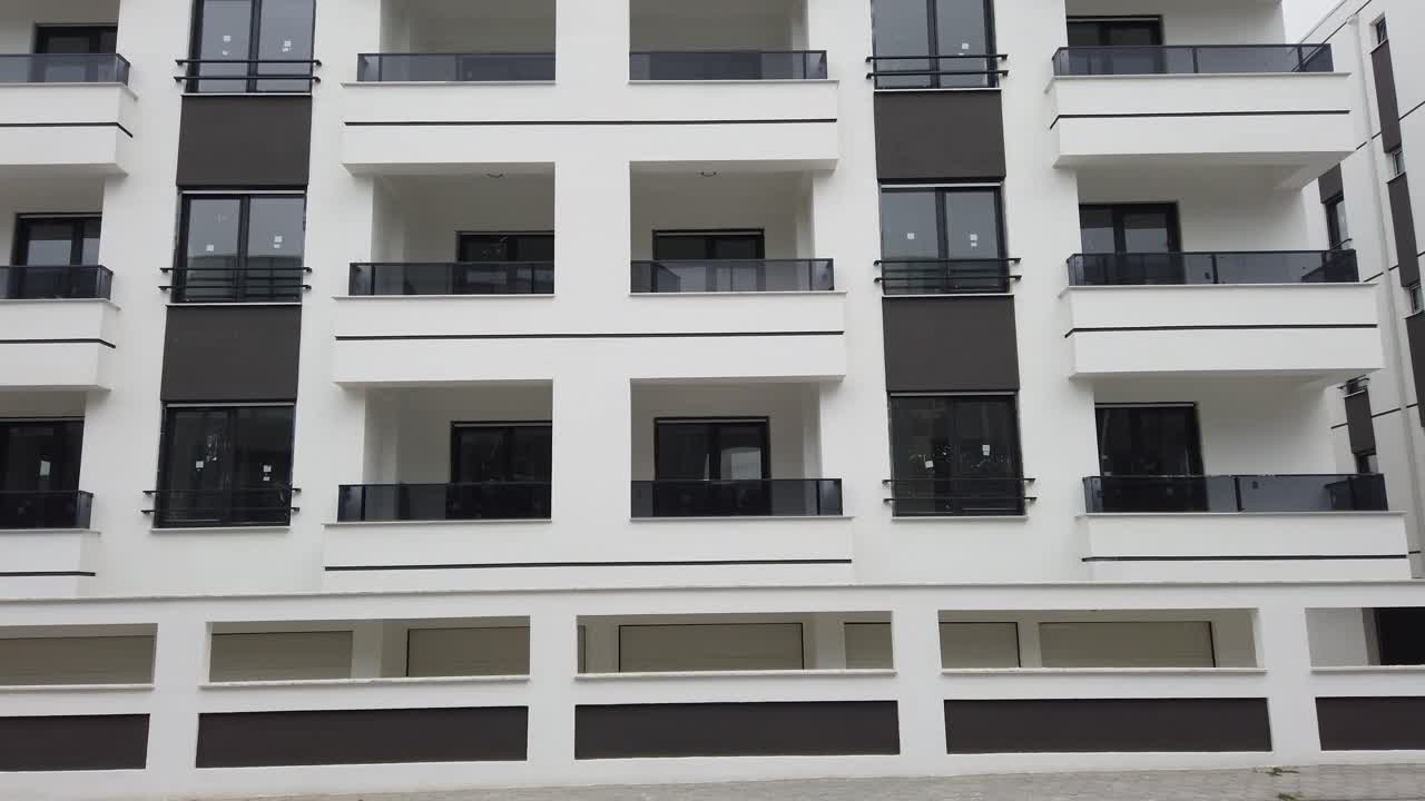 apartamentos blancos de nueva construcción almacen de metraje de vídeo