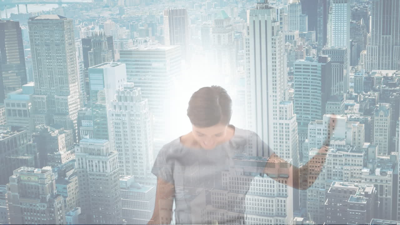 두 인종의 사업가 여성이 축하하는 도시 풍경의 애니메이션