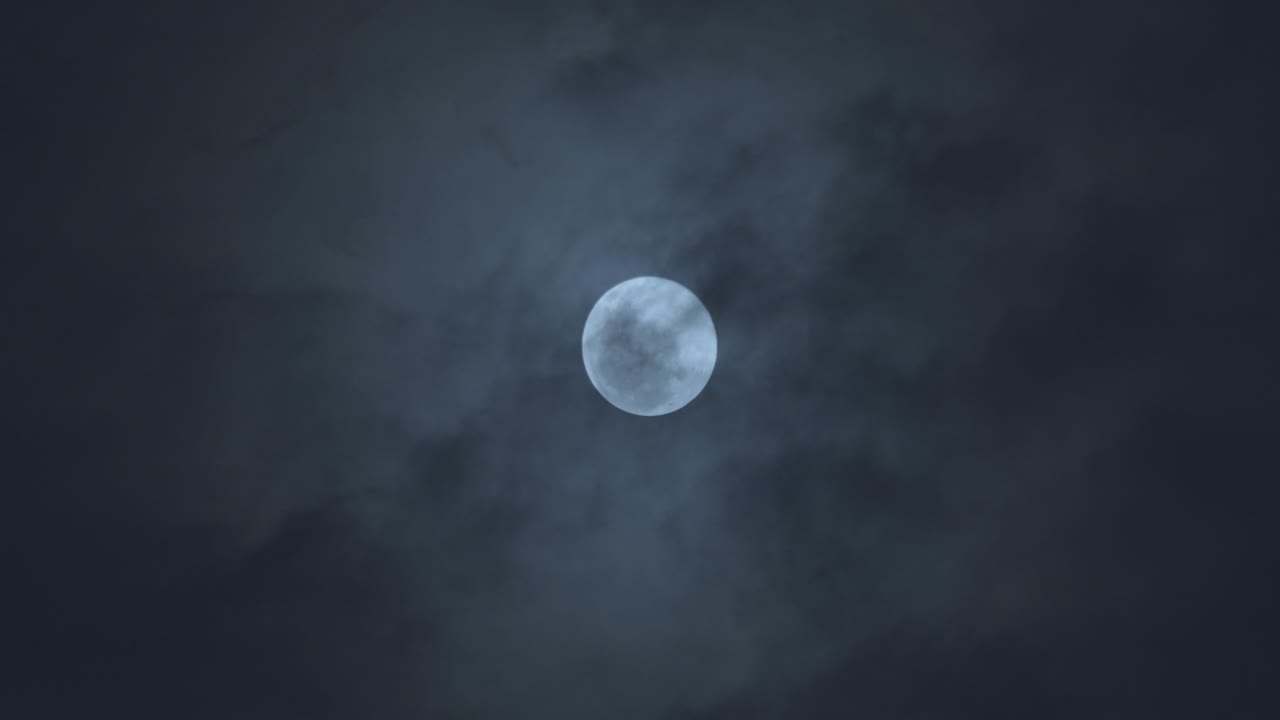 luna en el cielo con nubes.