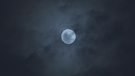 구름과 함께 하늘에 달.
