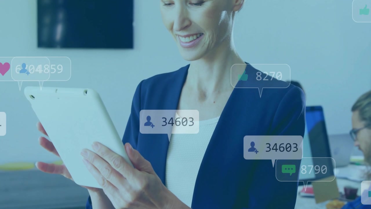 Donna che tiene un tablet alla scrivania, toccando lo schermo che mostra icone fluttuanti che tracciano statistiche sociali in crescita
