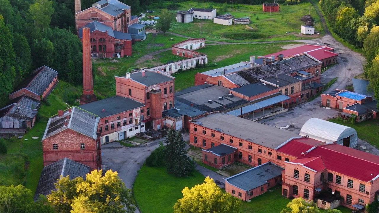 Panoramowanie z lotu ptaka w lewo nad papiernią Ligatne, Łotwa.