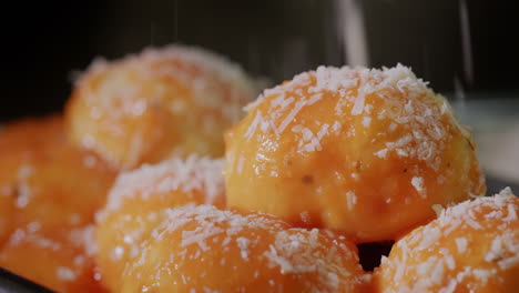 albóndigas apetitosas en salsa de tomate salpicadas de queso rallado