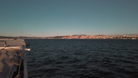 Vista-Del-Terraplén-De-Estambul-Desde-El-Barco-A-Distancia