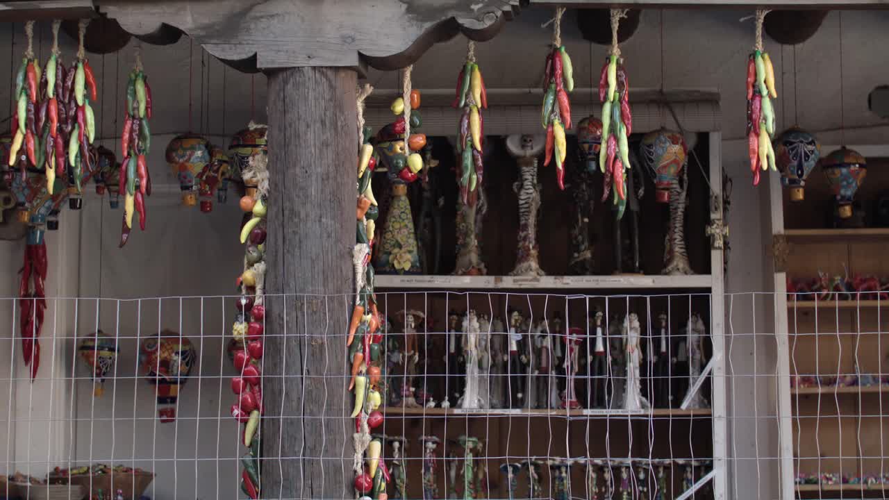 chiles colgando para secar en el centro de santa fe, nuevo méxico con una toma de video estable