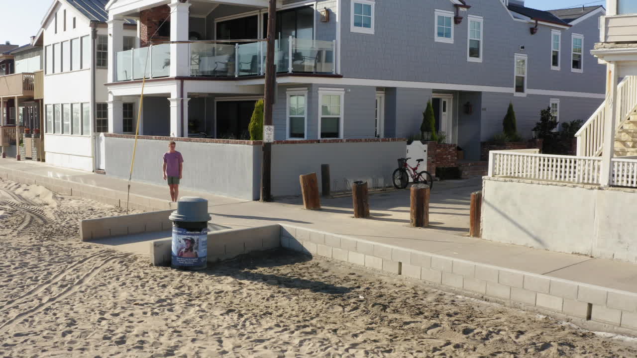 skaterboy salta sobre tablero de hormigón mientras viaja en seal beach, la