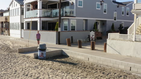 skaterboy salta sobre tablero de hormigón mientras viaja en seal beach, la