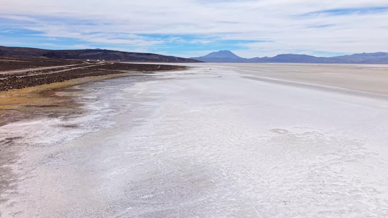 Drone che avanza lungo la Laguna de Salinas con il vulcano Picchu Picchu in lontananza.