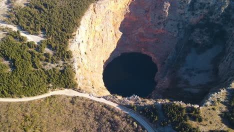 Hermosa-Vista-Panorámica-Del-Paisaje-Del-Lago-Rojo