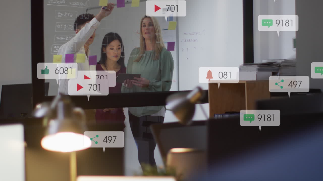 다양한 동료들이 스티키 노트에 대한 전략을 논의하는 알림 바의 애니메이션