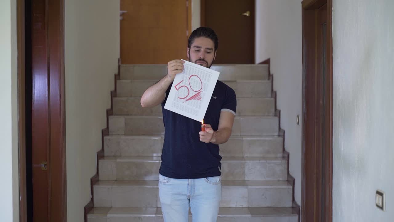 joven quemando un documento en cámara lenta