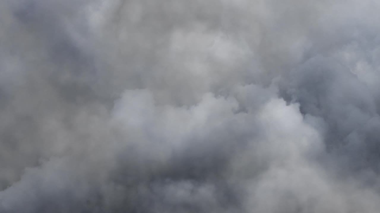 폭풍과 어두운 구름과 폭풍의 날씨