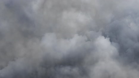 y nubes oscuras con tormenta de tiempo