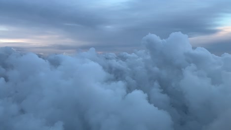 perspectiva de piloto inmersivo volando a través de un cielo de invierno de color pastel antes de la puesta del sol