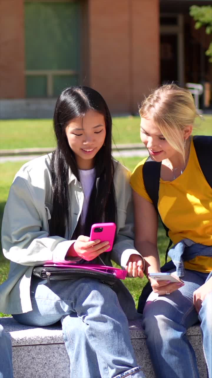 Gruppe med studenter som bruker smarttelefoner på campus